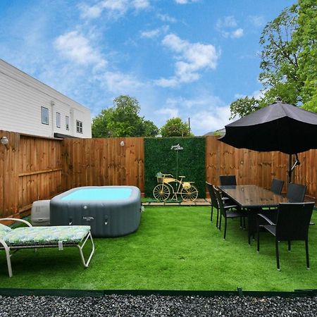Blissful Getaway Home With Hot Tub & Backyard Near Downtown 休斯敦 外观 照片