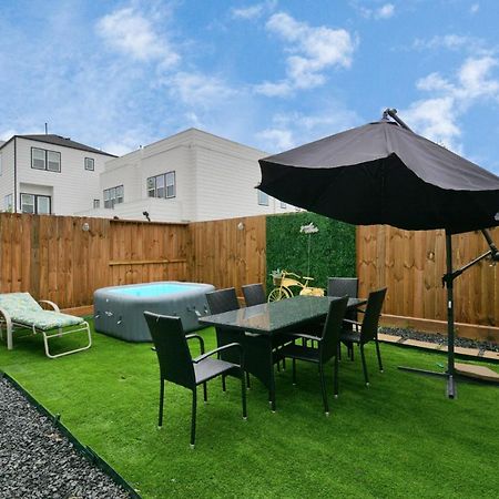 Blissful Getaway Home With Hot Tub & Backyard Near Downtown 休斯敦 外观 照片