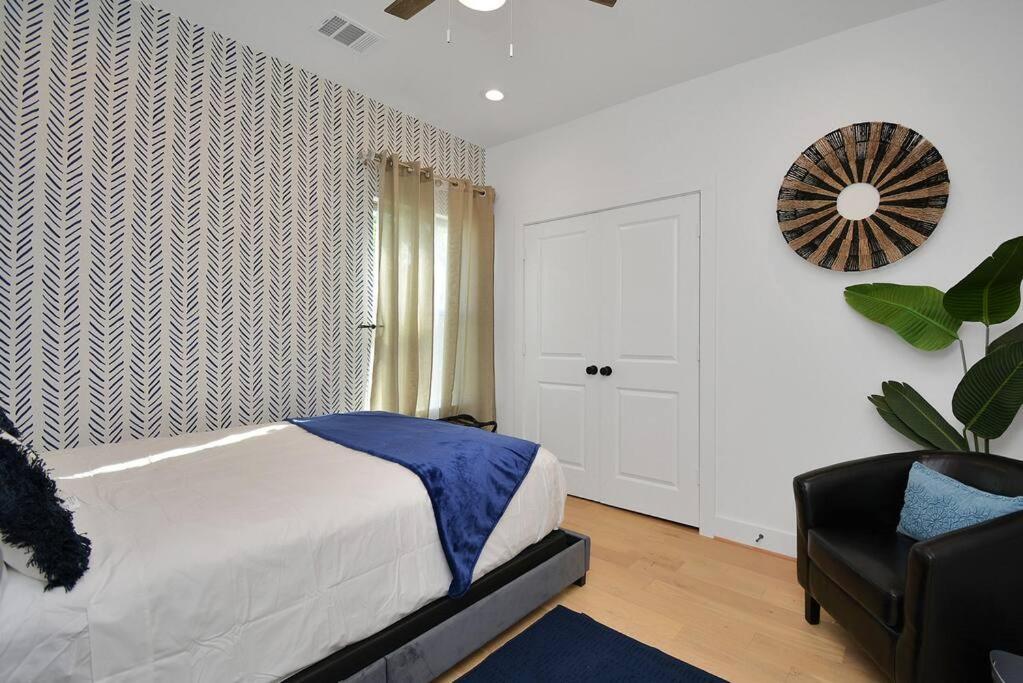 Blissful Getaway Home With Hot Tub & Backyard Near Downtown 休斯敦 外观 照片