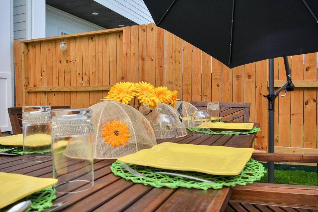 Blissful Getaway Home With Hot Tub & Backyard Near Downtown 休斯敦 外观 照片