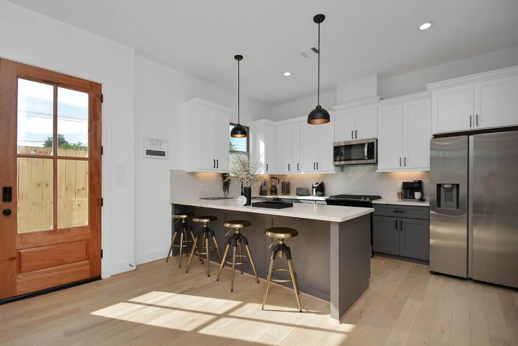 Blissful Getaway Home With Hot Tub & Backyard Near Downtown 休斯敦 外观 照片