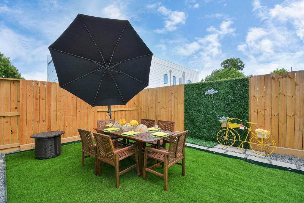 Blissful Getaway Home With Hot Tub & Backyard Near Downtown 休斯敦 外观 照片
