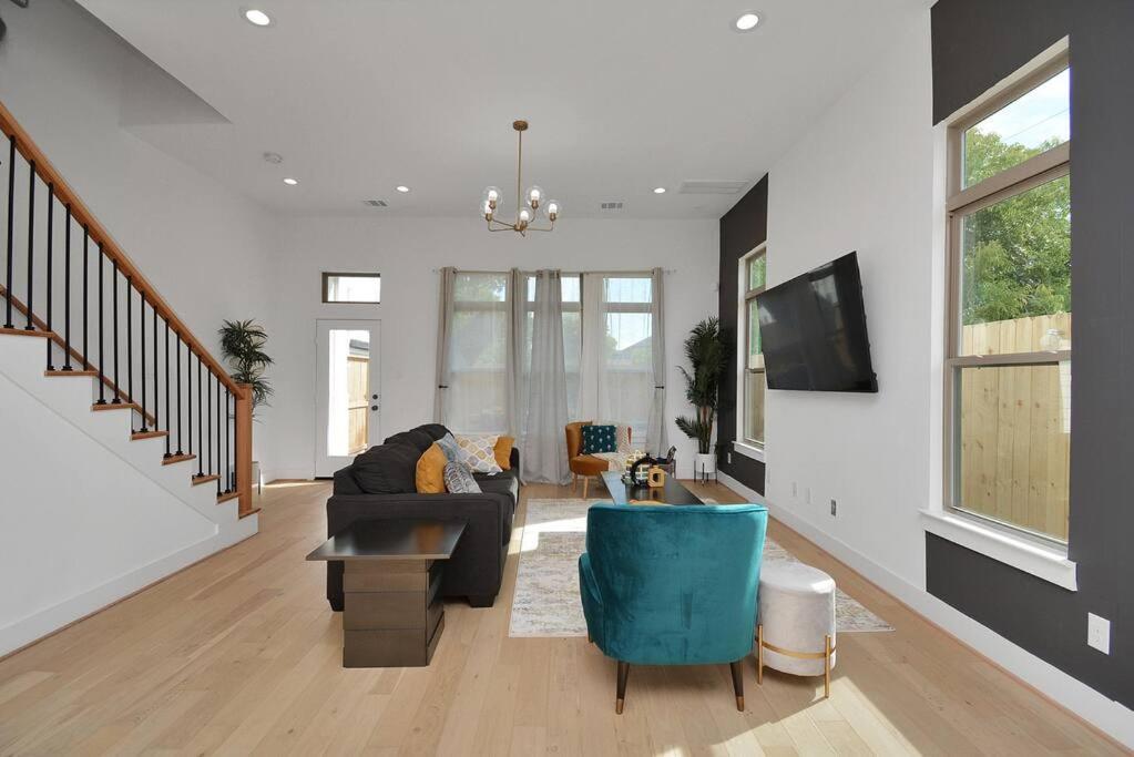 Blissful Getaway Home With Hot Tub & Backyard Near Downtown 休斯敦 外观 照片