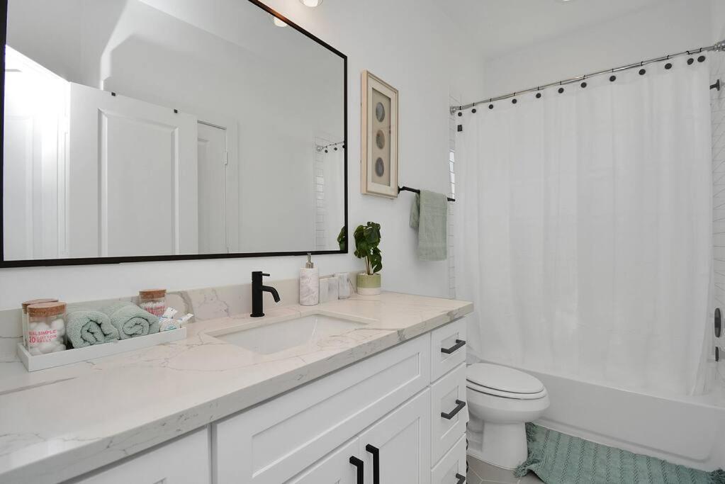 Blissful Getaway Home With Hot Tub & Backyard Near Downtown 休斯敦 外观 照片