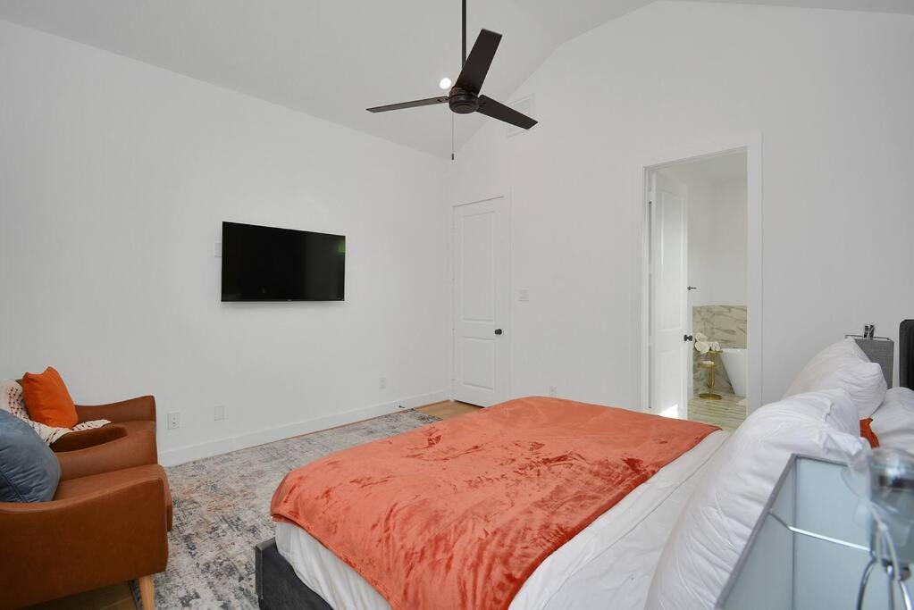 Blissful Getaway Home With Hot Tub & Backyard Near Downtown 休斯敦 外观 照片