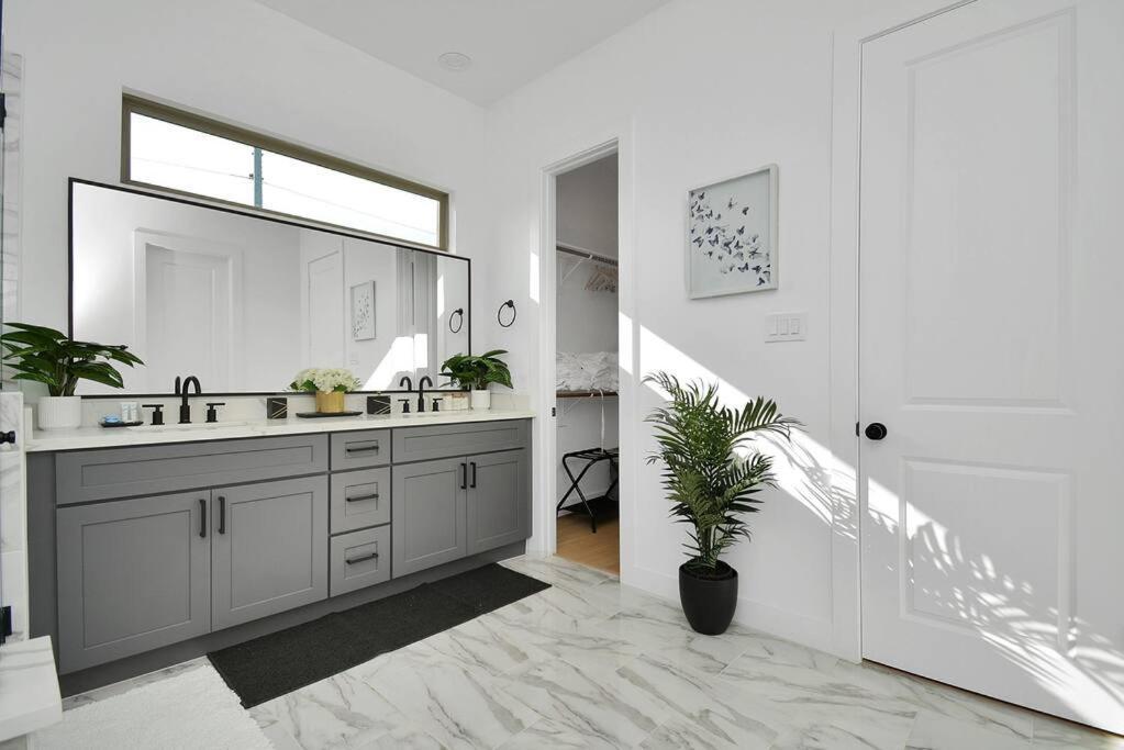 Blissful Getaway Home With Hot Tub & Backyard Near Downtown 休斯敦 外观 照片