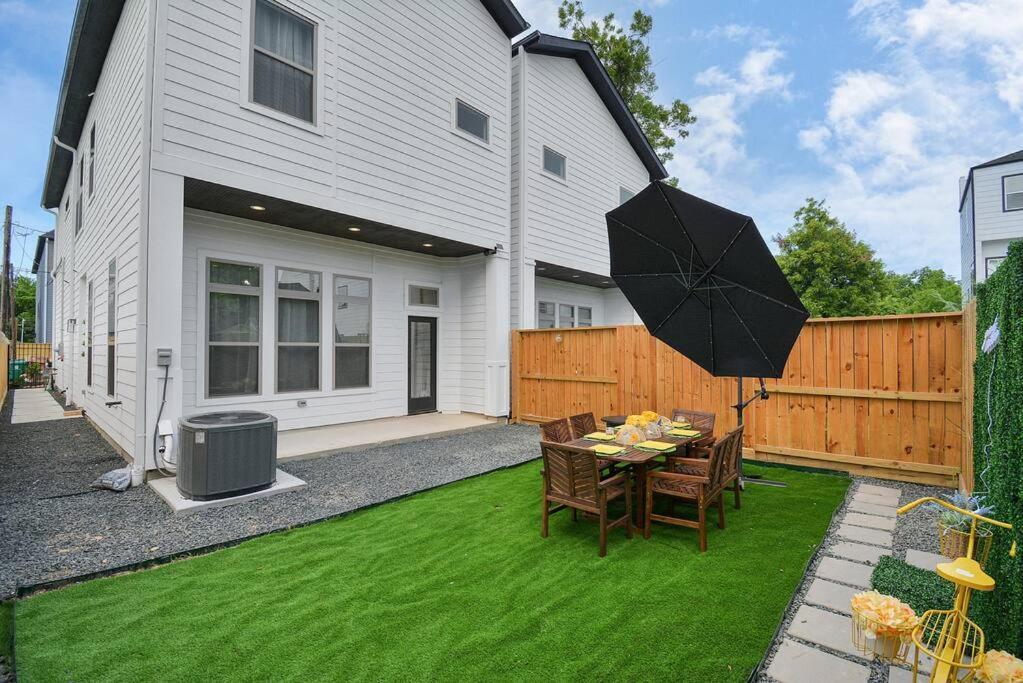 Blissful Getaway Home With Hot Tub & Backyard Near Downtown 休斯敦 外观 照片