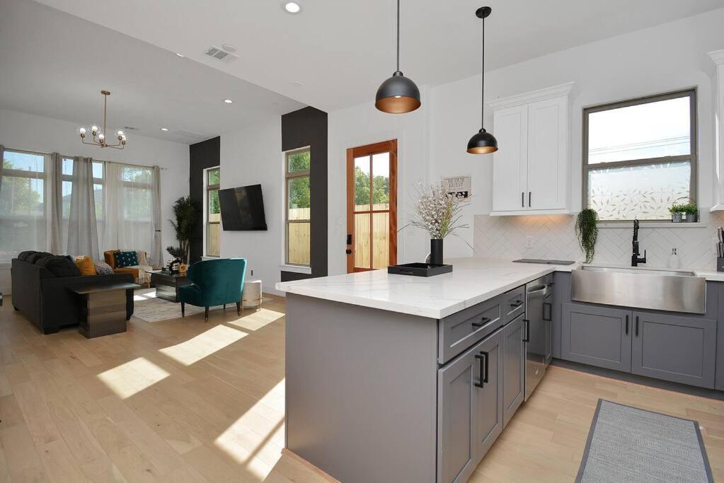 Blissful Getaway Home With Hot Tub & Backyard Near Downtown 休斯敦 外观 照片