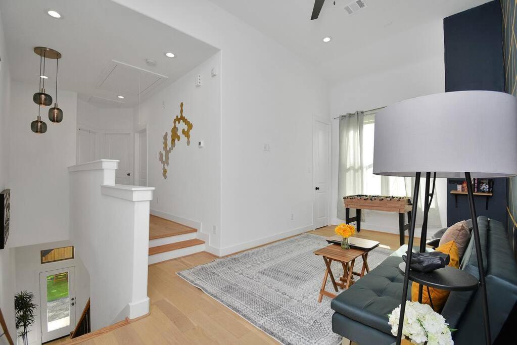 Blissful Getaway Home With Hot Tub & Backyard Near Downtown 休斯敦 外观 照片