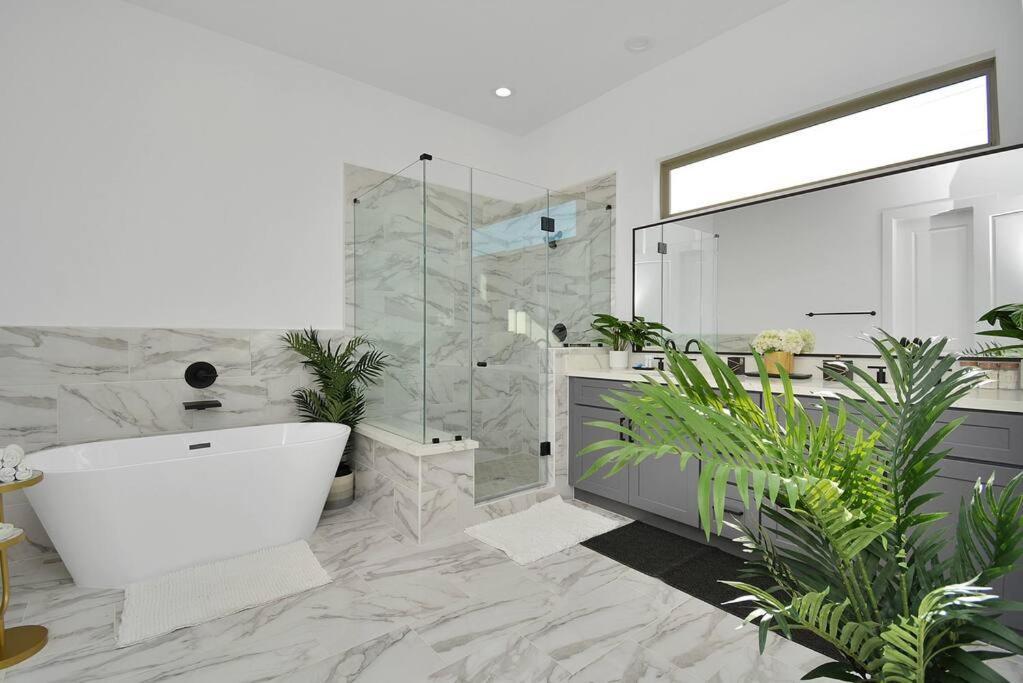 Blissful Getaway Home With Hot Tub & Backyard Near Downtown 休斯敦 外观 照片