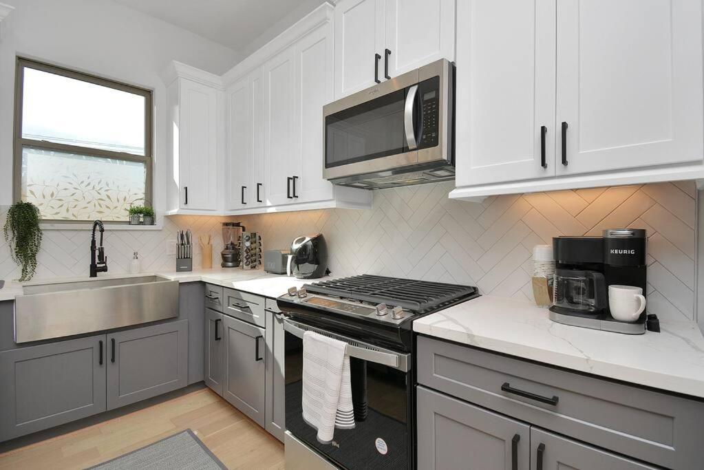 Blissful Getaway Home With Hot Tub & Backyard Near Downtown 休斯敦 外观 照片