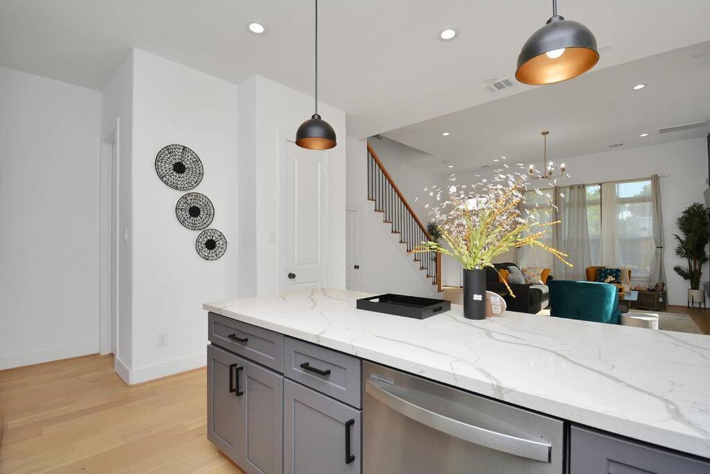 Blissful Getaway Home With Hot Tub & Backyard Near Downtown 休斯敦 外观 照片
