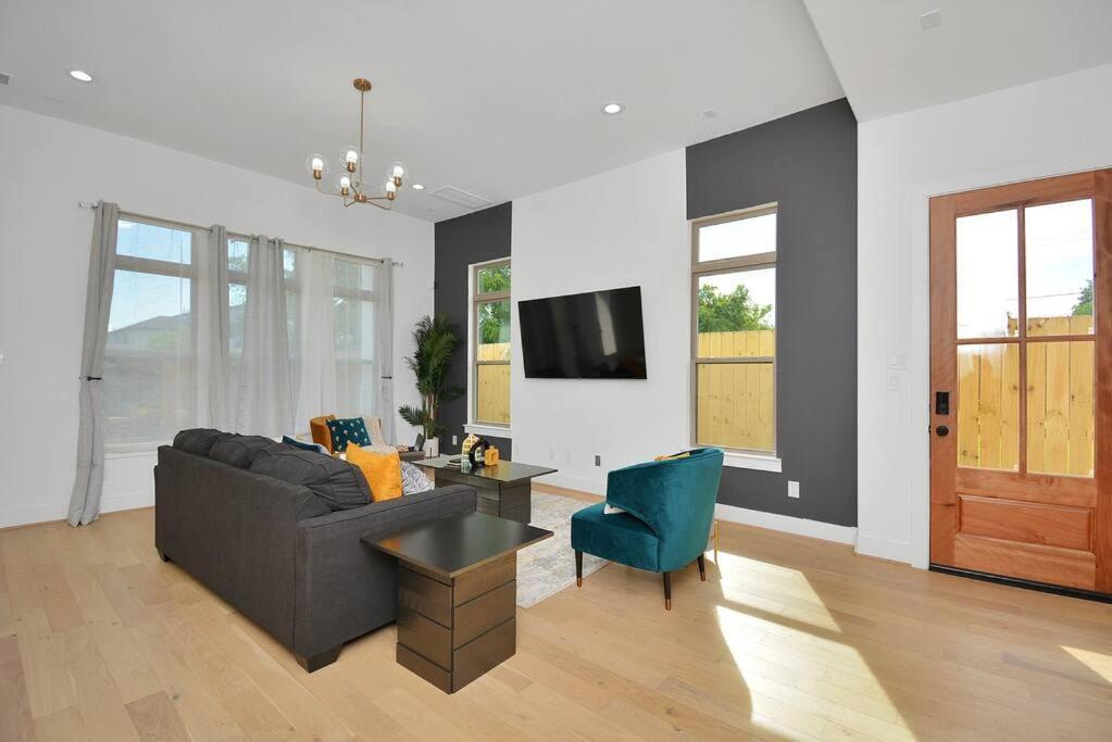 Blissful Getaway Home With Hot Tub & Backyard Near Downtown 休斯敦 外观 照片