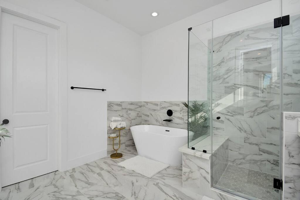 Blissful Getaway Home With Hot Tub & Backyard Near Downtown 休斯敦 外观 照片