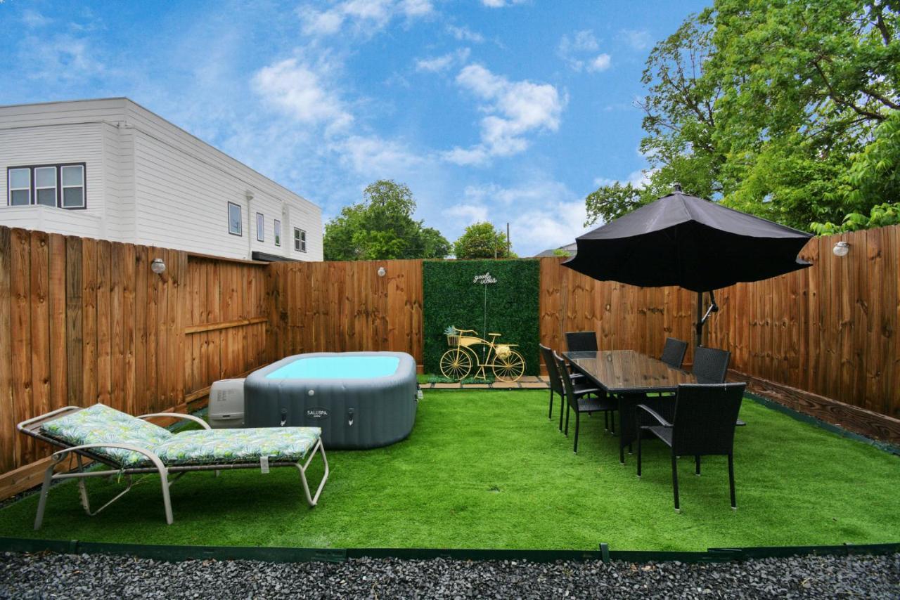Blissful Getaway Home With Hot Tub & Backyard Near Downtown 休斯敦 外观 照片