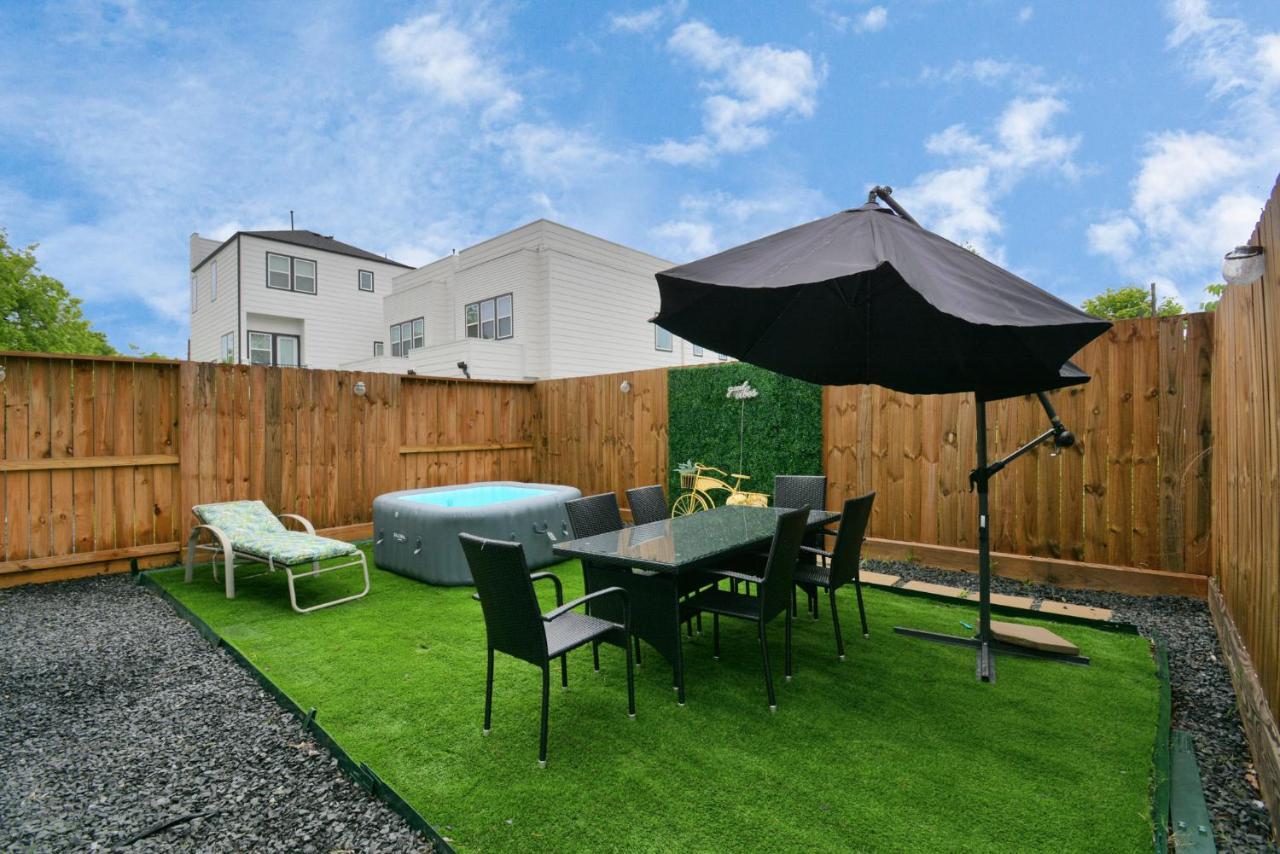 Blissful Getaway Home With Hot Tub & Backyard Near Downtown 休斯敦 外观 照片